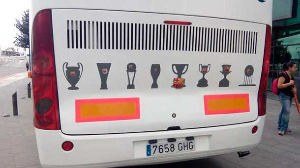 El autobús del madrid acabó con escudos del fc barcelona