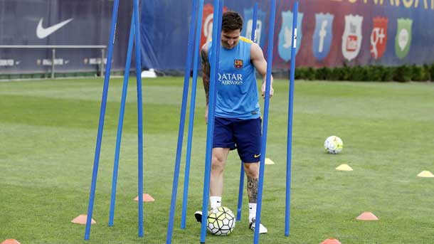 The fc barcelona makes a plan of training for read messi