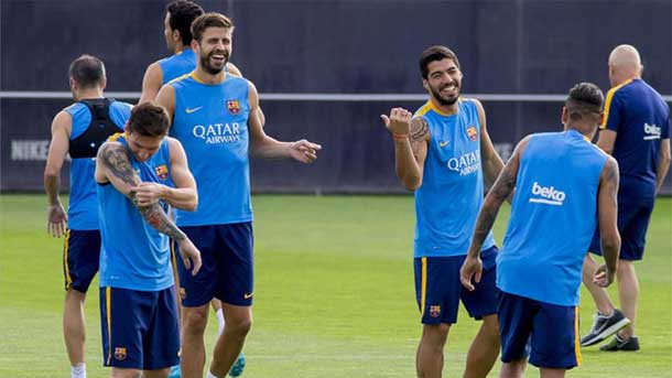 The fc barcelona exercised  with the presence of neymar, messi, mascherano and alves