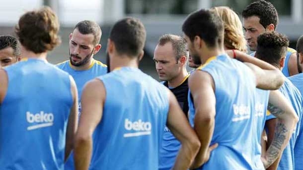 The trainer of the fc barcelona shows the list of summoned for turns it by states joined