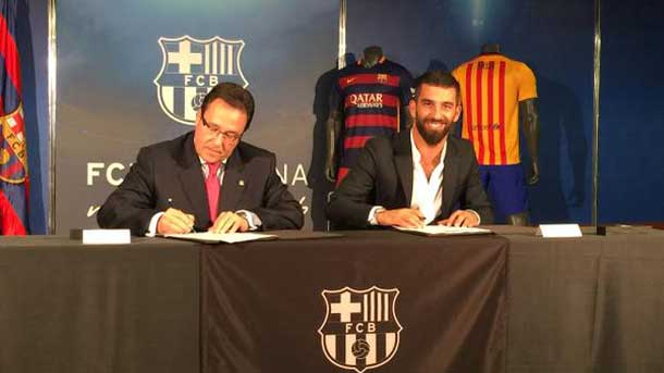 El jugador otomano firma por cinco temporadas con el fc barcelona