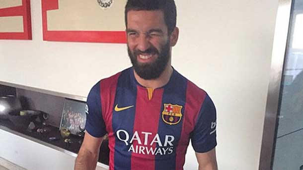 El jugador turco ya se ha probado la camiseta del fc barcelona