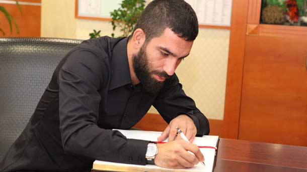 El jugador turco de 28 años ya forma parte de la plantilla de luis enrique