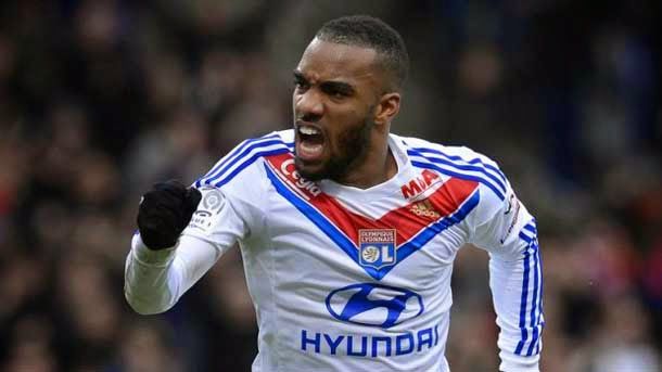 The forward of the olympique of lyon carries annotated 26 goals in 30 parties