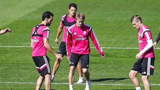 The real madrid confronts  to the almería in the bernabéu