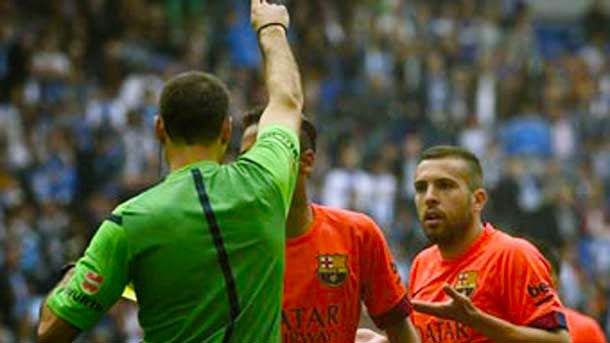 The referee of the espanyol barça did not know to measure the punishment to some simple protests