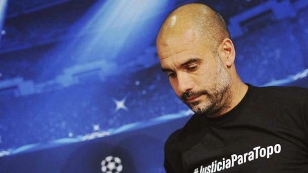 The trainer of the bayern lució a T-shirt with the lemma #justiciaparatopo during the press conference