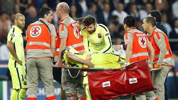 El jugador del barcelona recibió un rodillazo en la espalda en el partido frente al psg