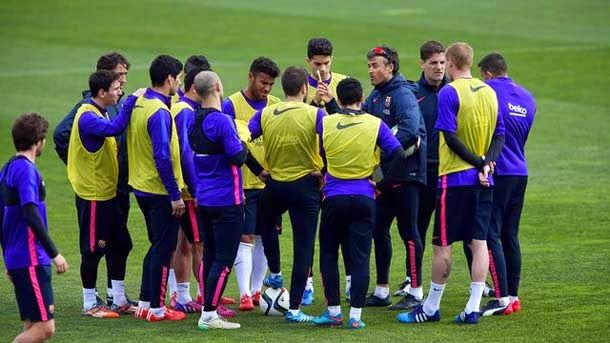 The fc barcelona plays against the psg (champions) and the valency (league)
