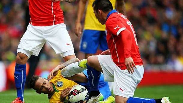 El centrocampista chileno perdió los papeles y pisó a neymar sin balón