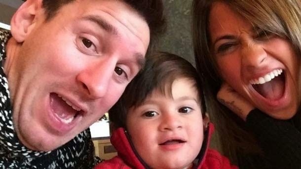 Messi congratulates to his woman with a fun photo of family