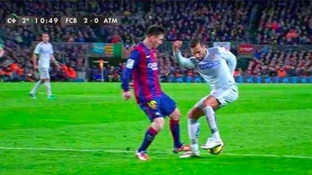 The referee signalled like penalti an action that was not neither fault