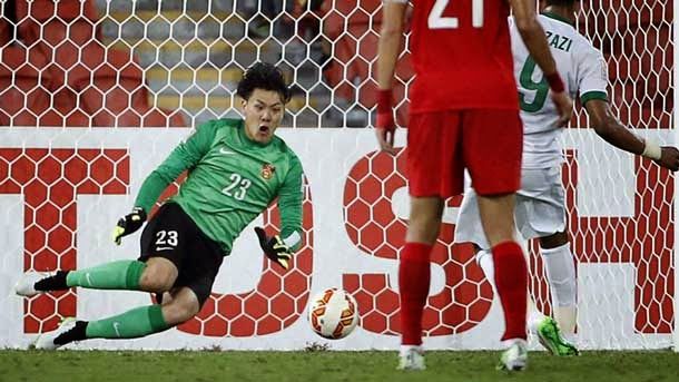 The youngster advised to the Chinese goalkeeper that threw  to the left