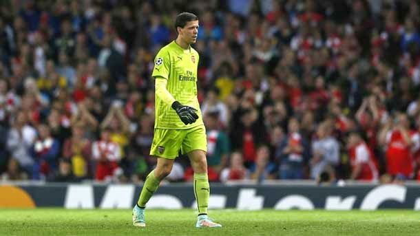 The Polish goalkeeper is the second player of the arsenal that has been pillado smoking