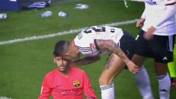 Shameful reaction of otamendi to a brush with neymar