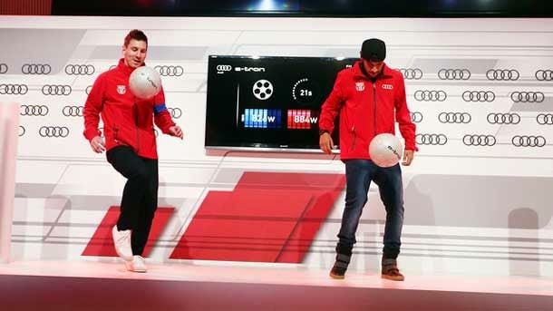 The two stars of the fc barcelona showed his skill with the balloon