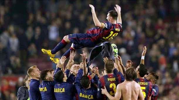 Los jugadores del fc barcelona, felices por el récord de messi