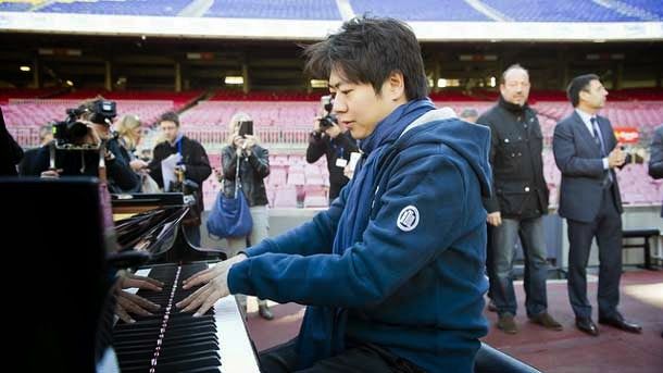 El conocido pianista chino visitó el camp nou
