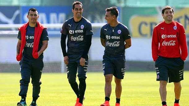 El portero chileno no jugará el segundo amistoso de su selección y regresará antes a barcelona