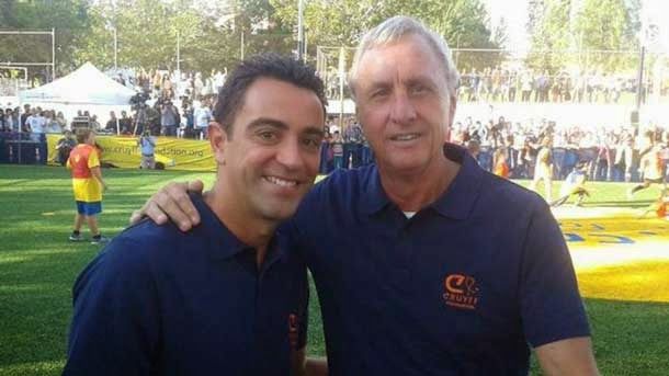 Xavi and johan cruyff have inaugurated a field for communities in risk of social exclusion