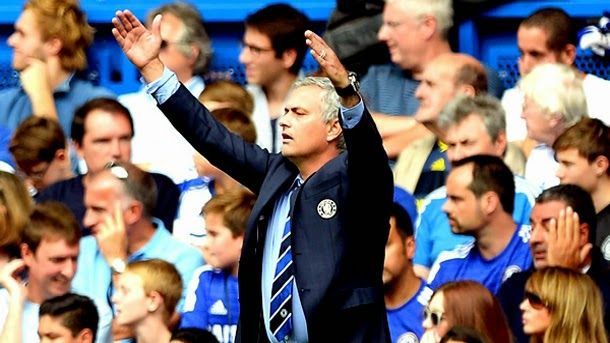 A player of the swansea pushes to mourinho in full party