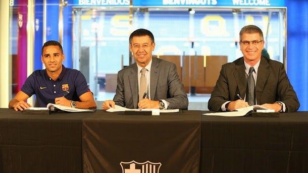Douglas signs agreement with the fc barcelona until 2019