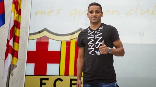 Douglas does  the official photo beside the shield of the barcelona