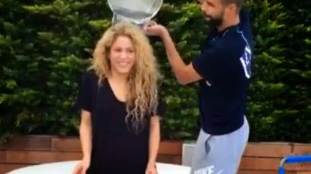 Shakira and hammered join  to the "ice bucket challenge"