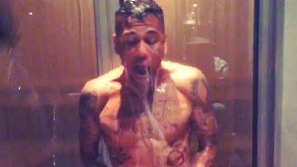 Alves Challenges to messi in the "ice bucket challenge"