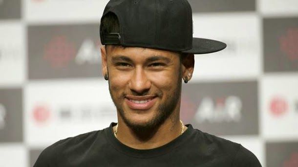 Neymar Dribbles in high definition in an announcement