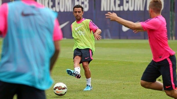 Xavi hernández suffers a small overloads during the training