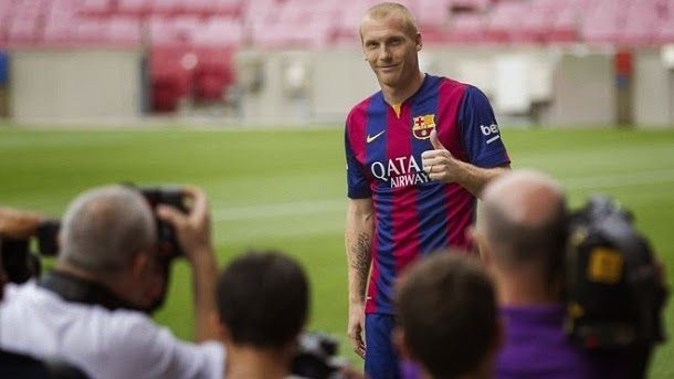 Mathieu recognises in an interview that smokes sporadically