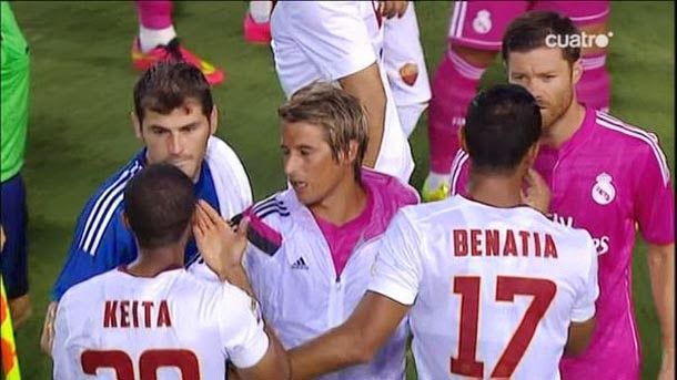 Keita Denies the greeting to pepe and throws him a bottle