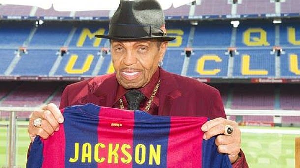 The father of michael jackson visits the museum of the barça