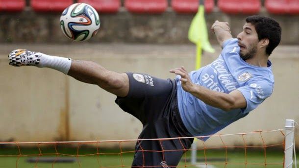Luis suárez carries a week training with a preparador physical