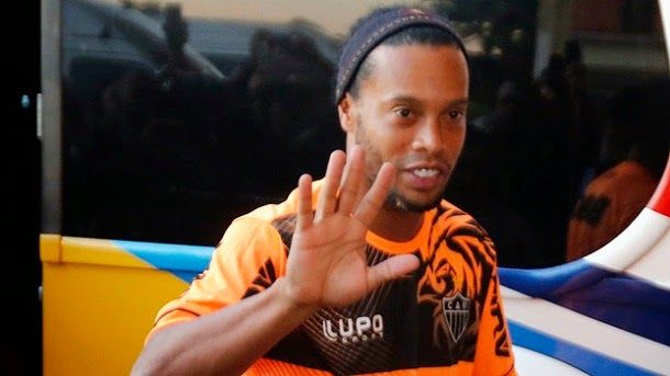 Ronaldinho tenía permiso para jugar el homenaje a deco