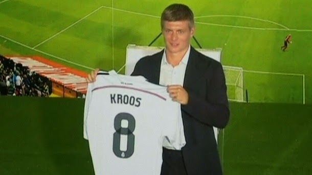 The real madrid presents to toni kroos