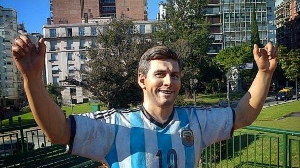 They cut the fingers to the statue of messi of good airs