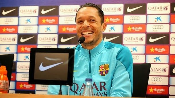 Adriano wants to be still in the barça: "I will try to convince to luis enrique"