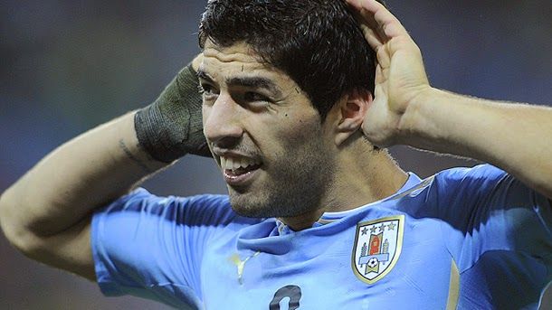 The keys of the signing of luis suárez by the fc barcelona