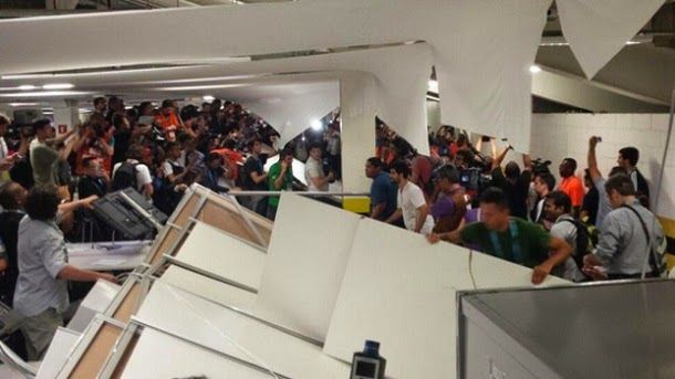 Aficionados chilenos invaden la sala de prensa de maracaná