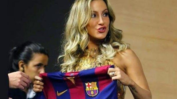 The fifa prevents to claudia leitte pose with a T-shirt of the barça
