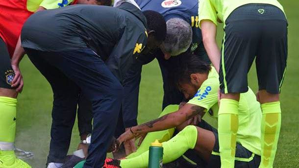 Neymar da el susto en el entrenamiento de brasil