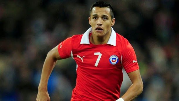 The manchester united adds  to the bidding by alexis sánchez
