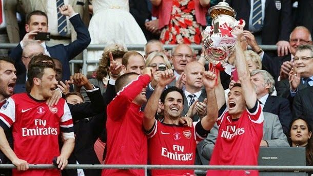 The arsenal carries  the fa cup after winning in the extention to the hull (3 2)