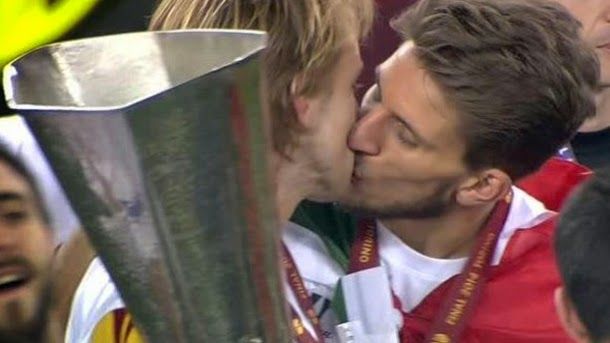 The passionate kiss of carriço and rakitic