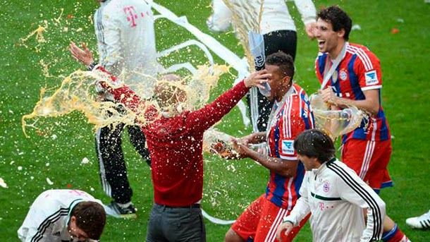 Guardiola Does some "bouquets" in the celebration of the bayern