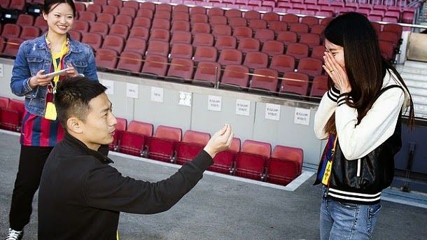 A Chinese youngster asks marriage to his couple in the camp nou