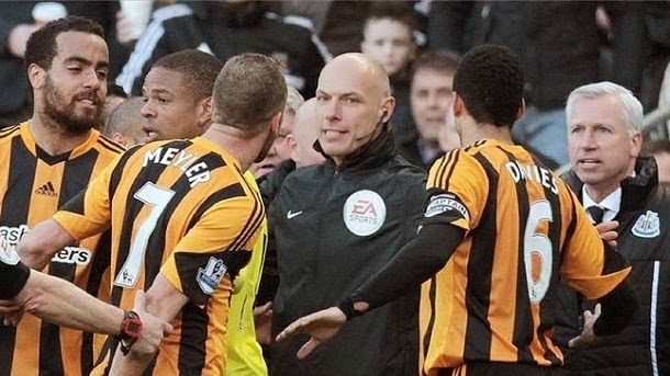 The trainer of the newcastle gives him a head butt to a player of the hull