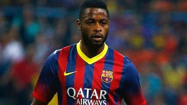 The manchester united negotiates the signing of alex song